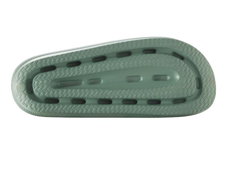 Sohle von Plastik-Sandalen oder -Schuhen in Hellgrün.