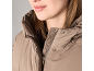 Nahaufnahme des Stehkragens und Reißverschlusses einer Damen-Winterjacke.