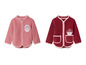 Zwei rosa Fleecejacken für Babys, eine mit Blumendruck und die andere mit einem Igel.