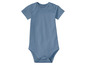 Ein blauer Baby-Strampler mit kurzen Ärmeln.