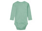 Ein hellgrüner Baby-Body mit langen Ärmeln.