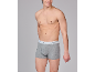 Mann in grau melierten Boxershorts mit weißem Elastikbund.