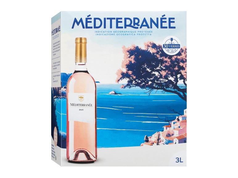 Kartonwein mit einer Roséweinflasche und einer mediterranen Landschaft, Text 'MÉDITERRANÉE'.