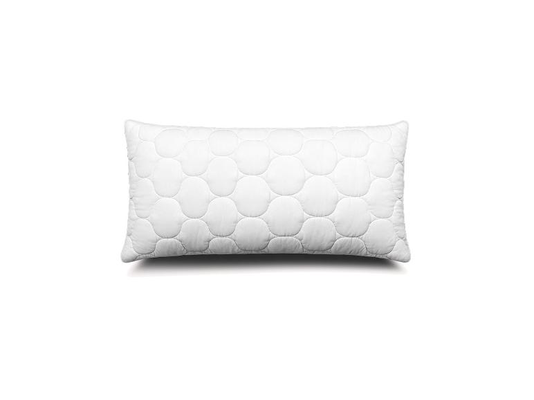 Weißes gestepptes Kissen mit kreisförmigem Muster auf weißem Hintergrund.