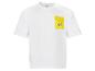 Weißes T-Shirt mit gelber Brusttasche mit Supermarkt-Logo.
