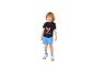 Junge in einem marineblauen T-Shirt mit Pailletten-Design und blauen Shorts.