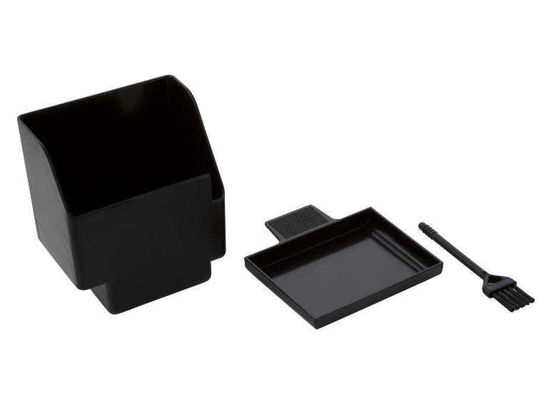 Schwarzes Kaffeemaschinen-Zubehörset: Halter, Tablett und Bürste.