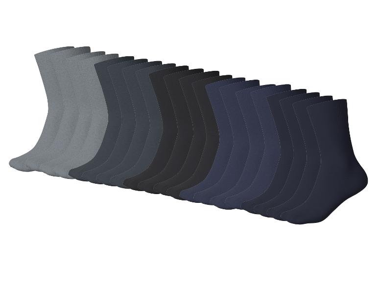 Eine Reihe Herrensocken in verschiedenen Grau-, Schwarz- und Blautönen.