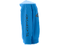 Ärmel eines blauen Kapuzenpullovers mit vertikaler japanischer Schrift.