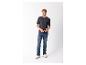 Mann in dunkelgrauem T-Shirt mit Textdruck und blauen Jeans, schaut zur Seite.
