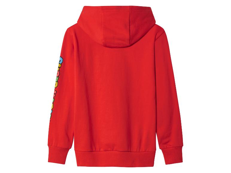 Roter Kapuzenpullover mit farbigem Aufdruck auf einem Ärmel.