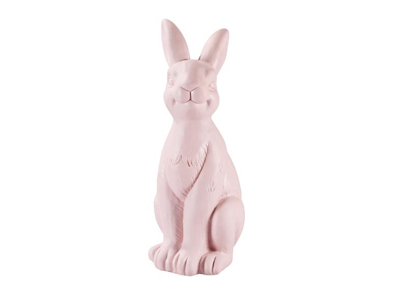 Hellrosa Keramik-Sitzhase als Osterdekoration.