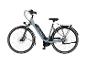 Hellblaues Elektro-Citybike mit Gepäckträger und Schutzblechen.