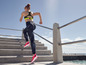 Eine Frau in Sportkleidung läuft eine Treppe hinauf