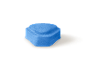 Blauer blumenförmiger Kuchen auf braunem Untergrund.