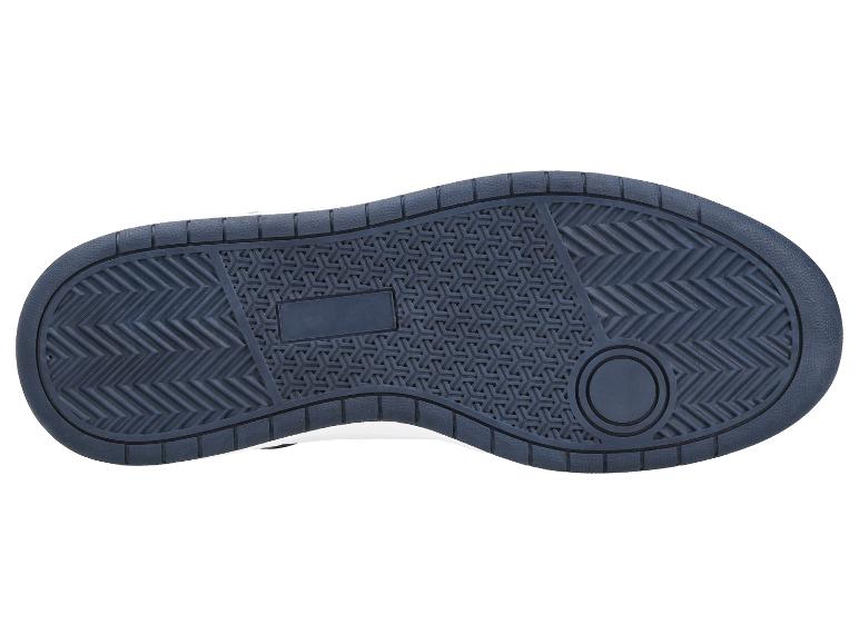 Sohle eines dunkelblauen Sportschuhs mit strukturiertem Profil