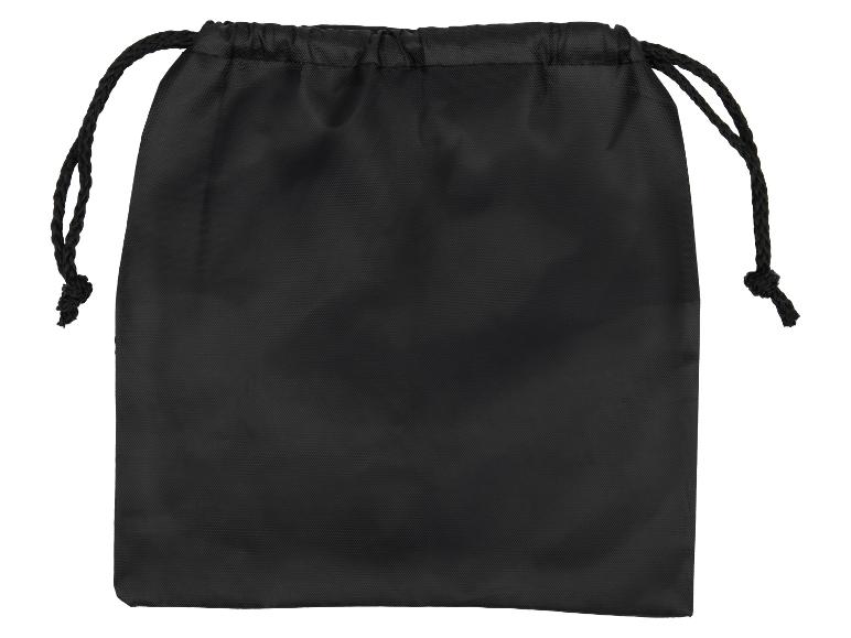 Ein schwarzer Kordelzugbeutel auf weißem Hintergrund.
