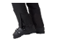 Schwarze Skihose mit Reißverschlüssen über Skischuhen.