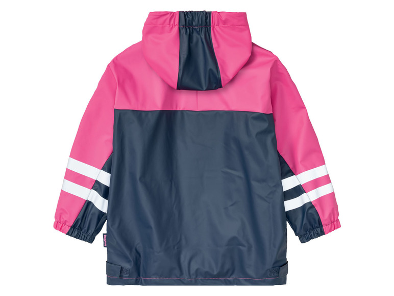 Eine rosa Regenjacke mit weißen Streifen der Marke Reima.