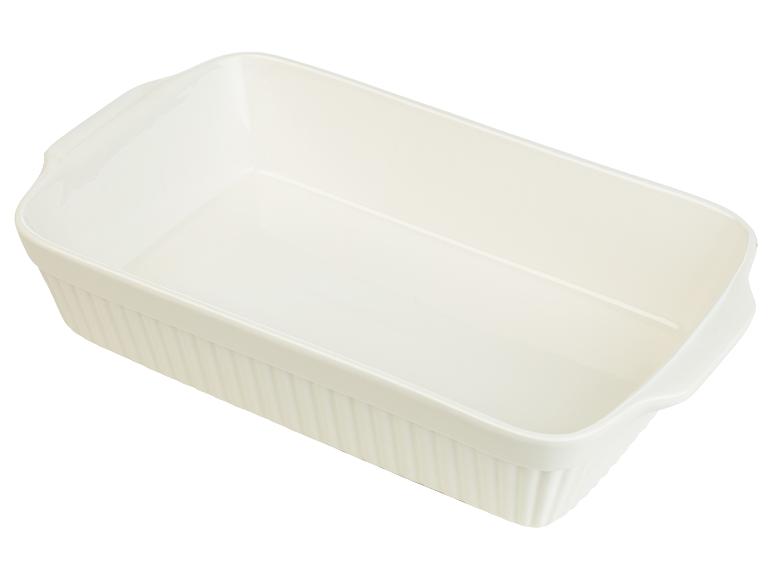 Eine weiße Auflaufform mit geriffeltem Rand