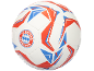 Weißer Fußball mit roten und blauen Details und einem runden Logo.