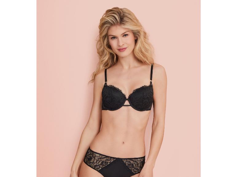 Ein schwarzer BH und Slip mit Spitze.