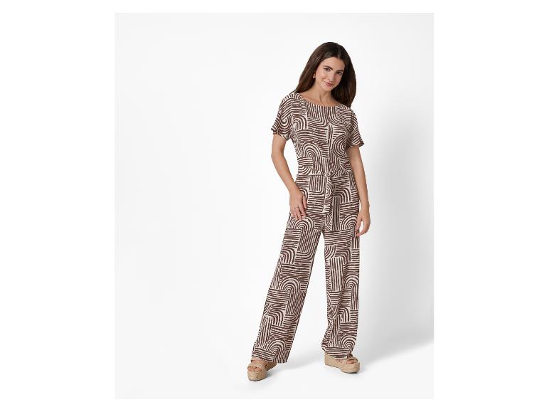 Braun-beiger Jumpsuit mit geometrischem Muster.