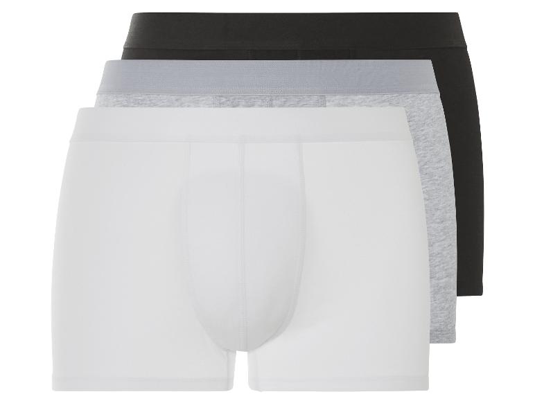 Drei Boxershorts in weiß, grau und schwarz.