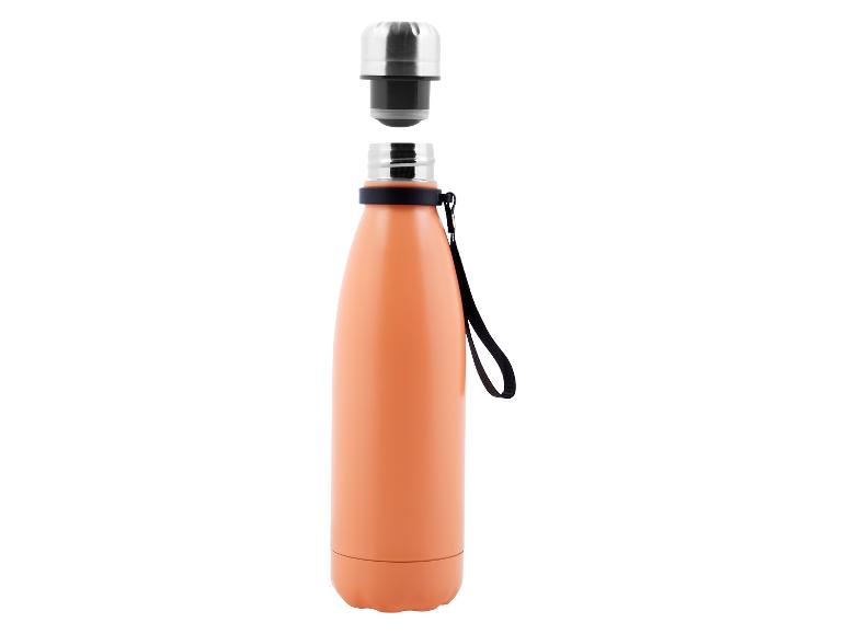Eine orangefarbene Thermosflasche mit schwarzem Trageriemen.