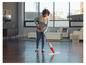 Eine Frau reinigt einen Holzboden mit einem Vileda Spray-Mop.