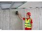 Eine Bauarbeiterin nutzt den PARKSIDE PERFORMANCE® 12 V Akku-Kreuzlinienlaser an der Decke.