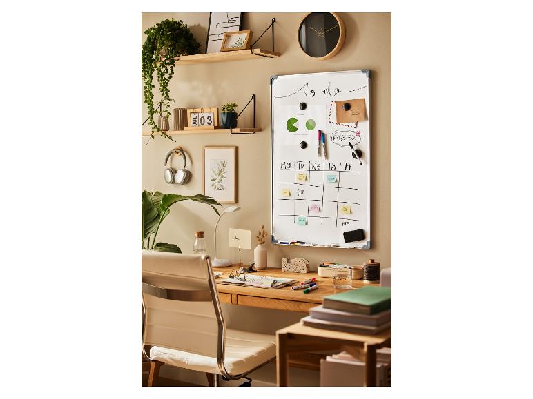 CRELANDO® Magnet- und Whiteboard in einem gemütlichen Heimbüro.