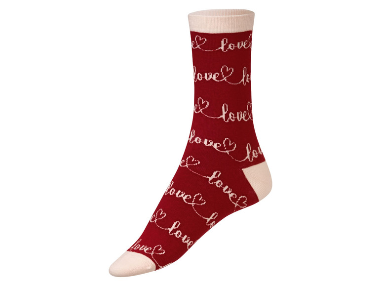 Rote Socke mit Herzen und dem Schriftzug 'love'