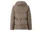 Rückenansicht einer braunen Steppjacke mit hohem Kragen und geraffter Taille.