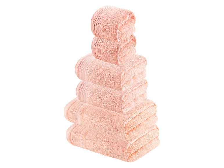 Ein Stapel weicher rosa Handtücher.