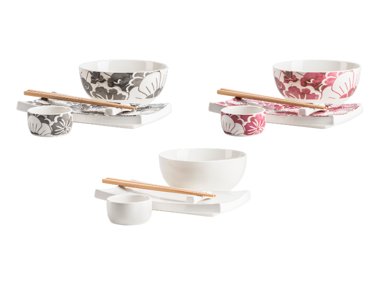 Drei japanische Geschirrsets mit Schalen, Tellern, Essstäbchen und Saucenschalen.