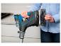 Eine Person hält einen Bissell PowerFresh Slim Dampfreiniger und einen Wassertank.