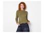 Frau trägt ein olivgrünes Rippstrick-Langarmshirt und dunkle Jeans.