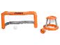 Orangefarbenes aufblasbares Fußballtor mit weißem Ball und aufblasbarer Basketballkorb mit orangefarbenem Ball.