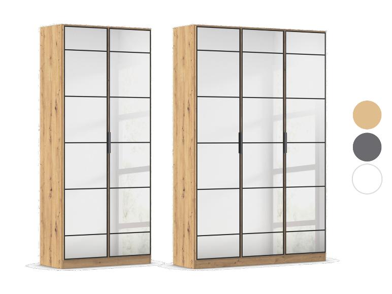Zwei moderne Kleiderschränke mit Holzrahmen und Spiegeltüren, einer mit zwei, einer mit vier Türen.