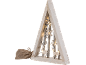 Weihnachtliche Holzdekoration in Tannenbaumform mit Rehen, Schneeflocken und Lichterkette.