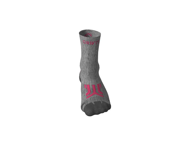 Graue CRIVIT Socke mit rosa Schriftzug, von vorne gezeigt.