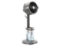 Grauer Standventilator mit transparentem Wassertank zur Befeuchtung.