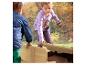 Kinder spielen draußen mit einem Holzsandkasten.