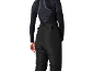 Frau von hinten in schwarzem Thermoshirt und schwarzer Skihose.