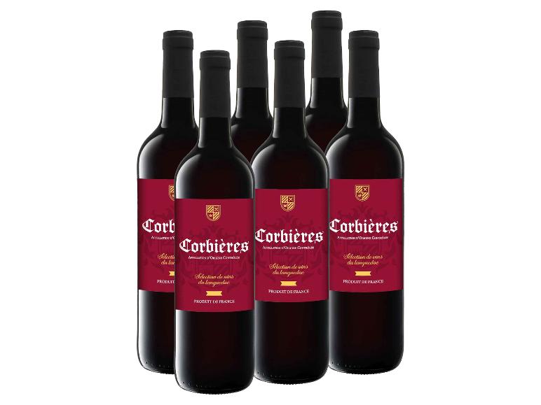 Sechs Flaschen Corbières Rotwein mit roten Etiketten und schwarzen Verschlüssen.