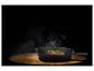 GSW Pfanne Black Iron BBQ 26cm mit brutzelndem Steak und Rosmarin auf Holztisch.