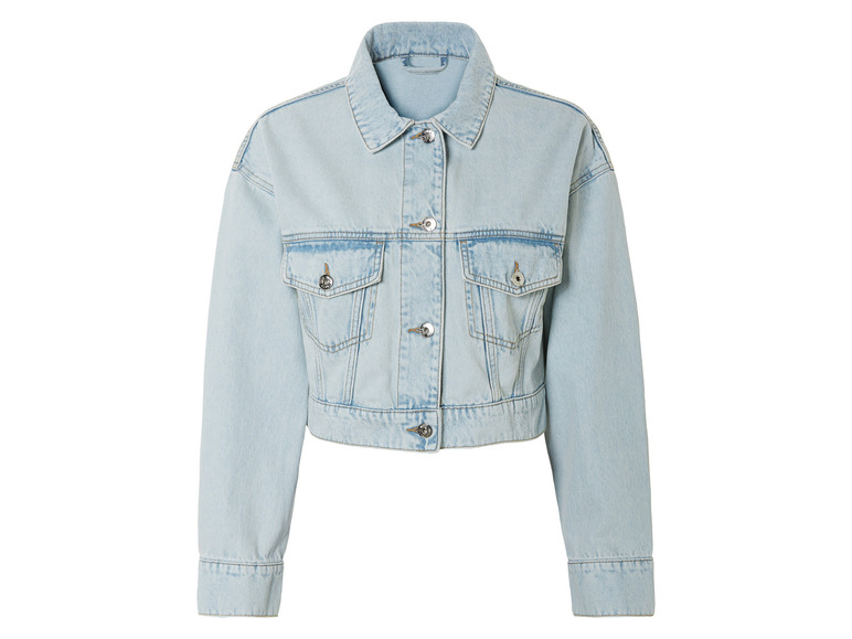 Eine hellblaue Jeansjacke mit langen Ärmeln.