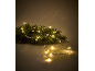 Weihnachts-LED-Lichterkette mit Perlen auf einem Tannenzweig.