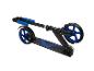 Klappbarer Roller in Schwarz und Blau, mit schwarzen Griffen und blauen Rädern.